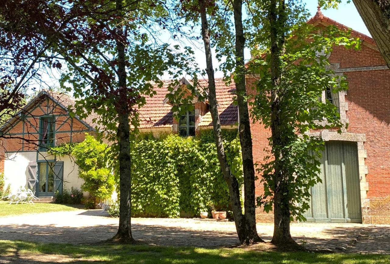 Cottages De Chateau De Vaux Yvré-lʼÉvêque Exterior foto